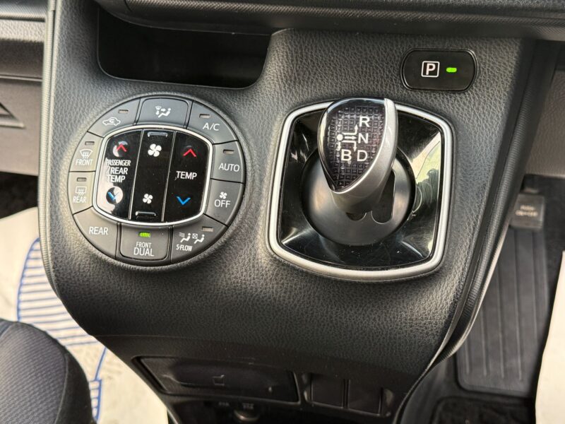 Toyota Voxy Hybrid 1.8 2017 – Family 7 Seater MPV | ULEZ Free | Finance Available | Manchester