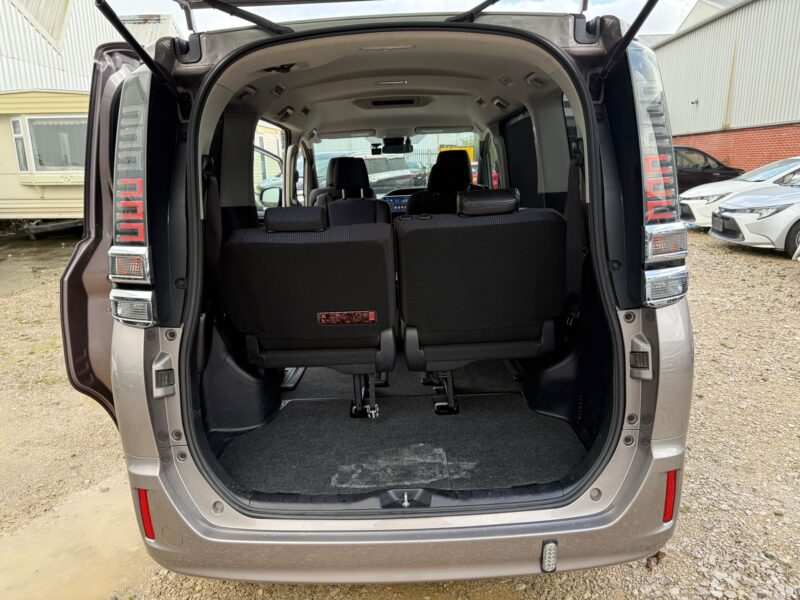 Toyota Voxy Hybrid 1.8 2017 – Family 7 Seater MPV | ULEZ Free | Finance Available | Manchester