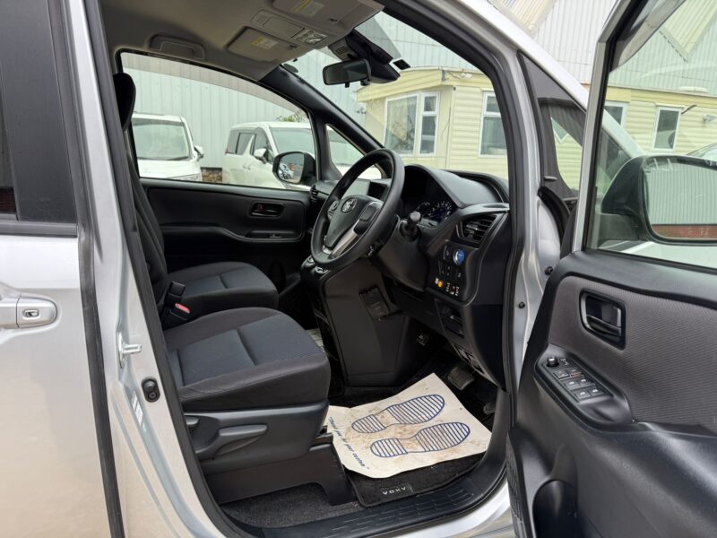 2017 Toyota Voxy Hybrid ULEZ Free 7-Seater MPV for Sale Manchester UK