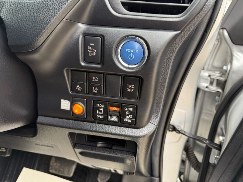 2017 Toyota Voxy Hybrid ULEZ Free 7-Seater MPV for Sale Manchester UK