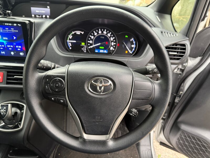 2022 Toyota Noah 1.8 Hybrid – 7-Seater MPV – ULEZ Free, Euro 6