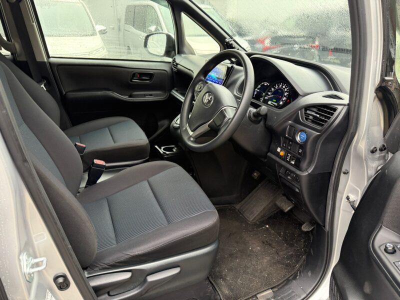 2022 Toyota Noah 1.8 Hybrid – 7-Seater MPV – ULEZ Free, Euro 6