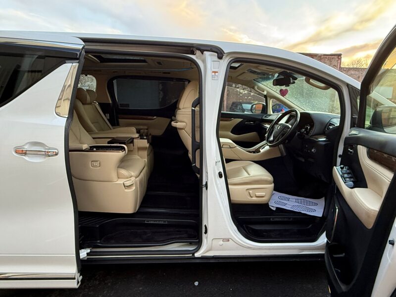 Toyota Vellfire 2017 2.5 hybrid Petrol – Executive Luxury MPV | Only 37,467 Miles