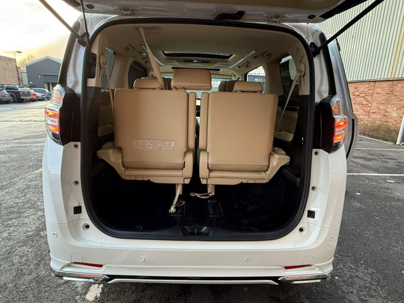 Toyota Vellfire 2017 2.5 hybrid Petrol – Executive Luxury MPV | Only 37,467 Miles