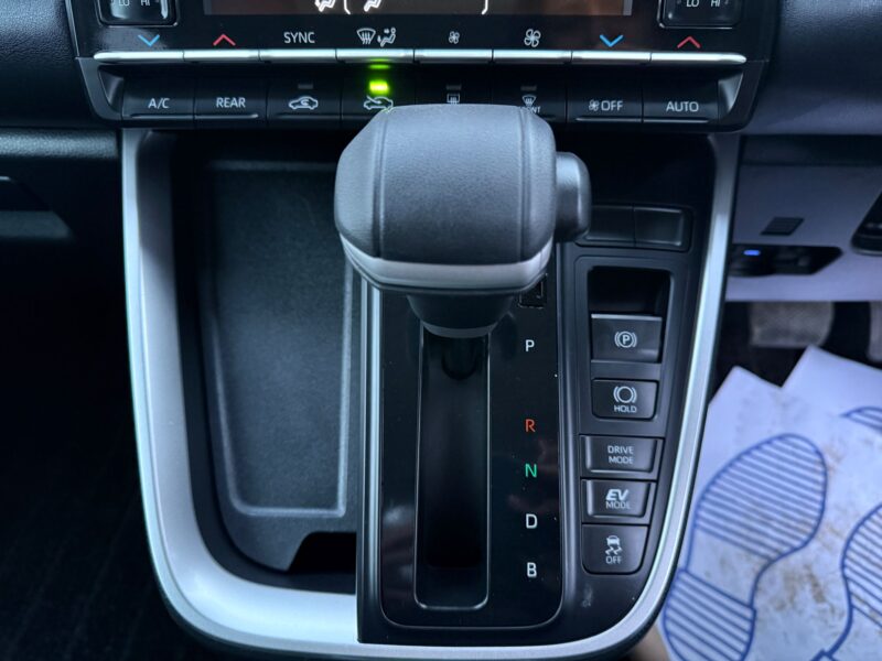 2023 Toyota Noah 1.8 Hybrid Automatic – ULEZ Free – 7-Seater – Manchester