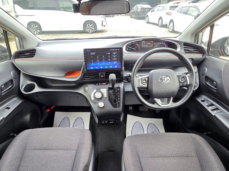 7 seats hybrid toyota Sienta 1.5 fuel economical