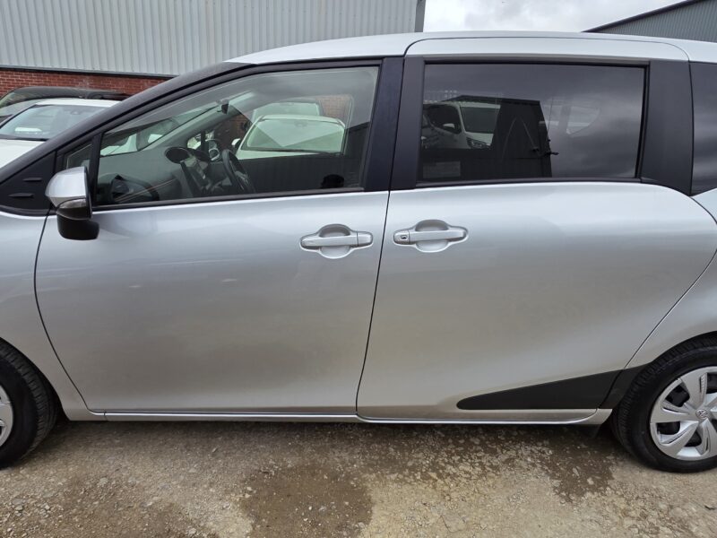 7 seats hybrid toyota Sienta 1.5 fuel economical