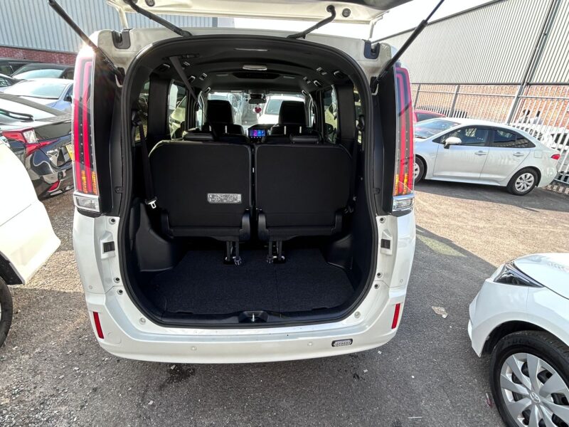 2019 Toyota Esquire Hybrid – Luxury 7-Seater Automatic MPV for Sale in Manchester