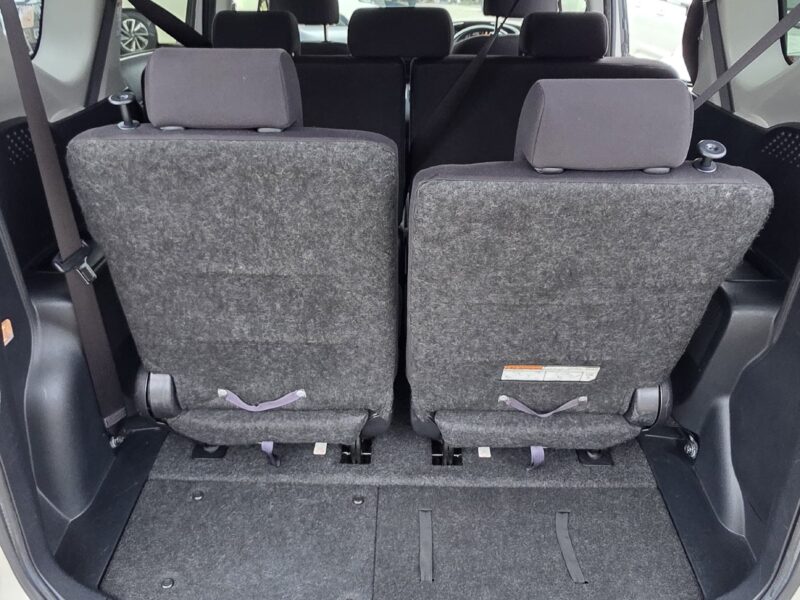 7 seats hybrid toyota Sienta 1.5 fuel economical