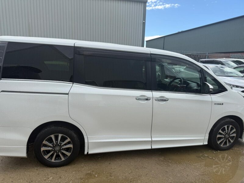 2019 Toyota Esquire Hybrid for Sale in Manchester, UK – 7-Seater Automatic MPV