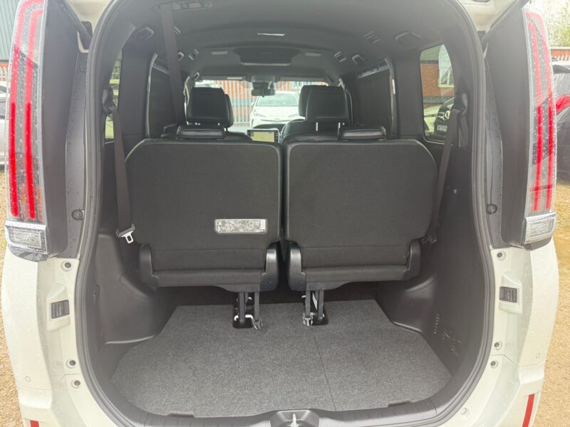 2019 Toyota Esquire Hybrid for Sale in Manchester, UK – 7-Seater Automatic MPV