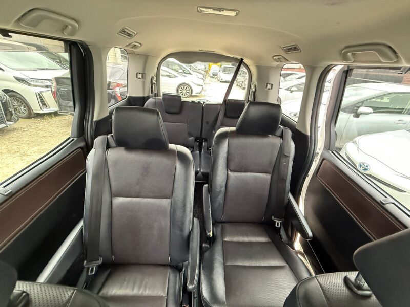 2017 Toyota Esquire 1.8 Hybrid Automatic – Luxury 7-Seater MPV for Sale in Manchester UK