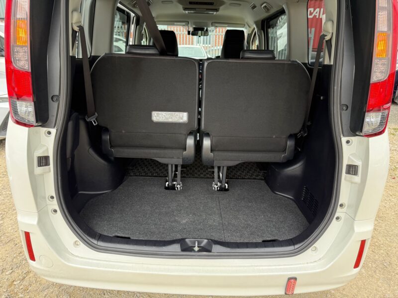 2017 Toyota Esquire 1.8 Hybrid Automatic – Luxury 7-Seater MPV for Sale in Manchester UK