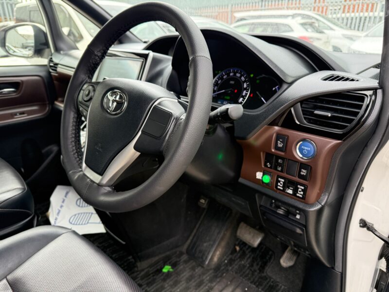 2017 Toyota Esquire 1.8 Hybrid Automatic – Luxury 7-Seater MPV for Sale in Manchester UK