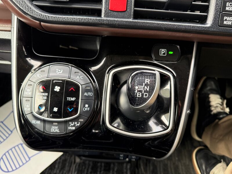 2017 Toyota Esquire 1.8 Hybrid Automatic – Luxury 7-Seater MPV for Sale in Manchester UK