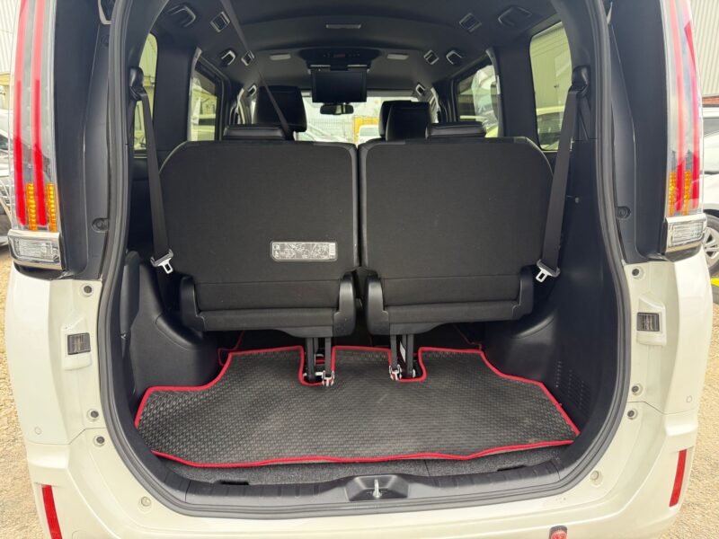 2019 Toyota Esquire 1.8 Hybrid for Sale in Manchester UK