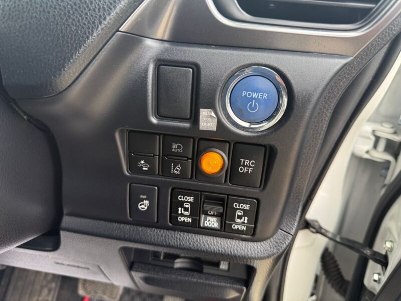 2019 Toyota Esquire 1.8 Hybrid for Sale in Manchester UK