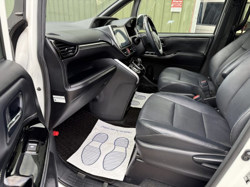 MX67 RXT HYBRID TOYOTA ESQUIRE 1.8 7 SEATS UBER XL