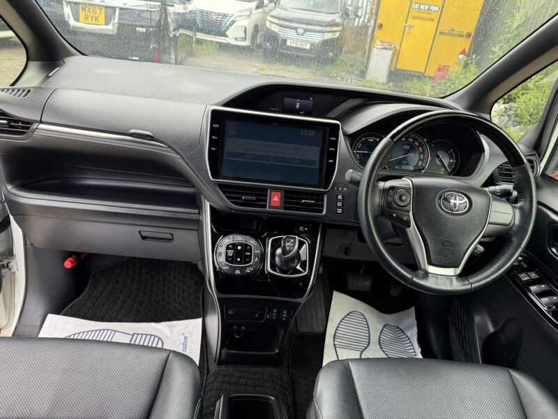 MX67 RXT HYBRID TOYOTA ESQUIRE 1.8 7 SEATS UBER XL