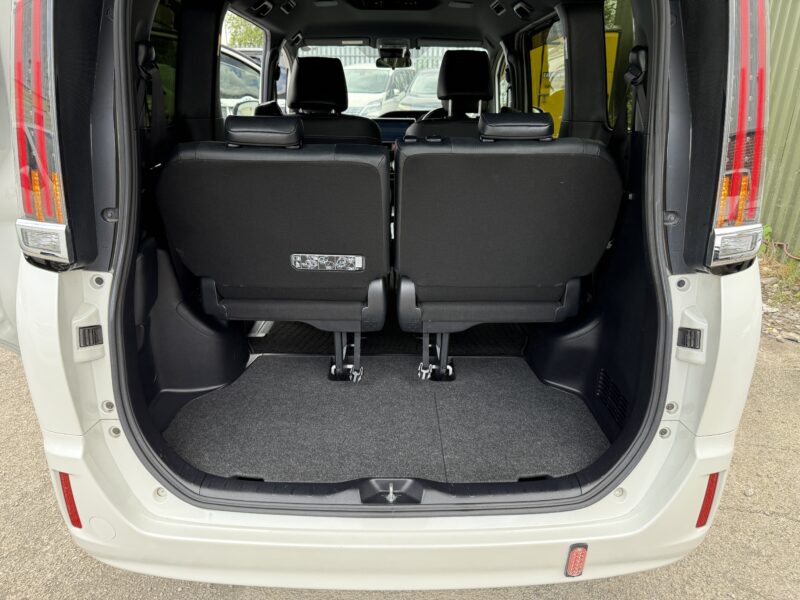 MX67 RXT HYBRID TOYOTA ESQUIRE 1.8 7 SEATS UBER XL