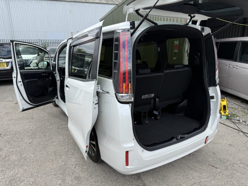 MX67 RXT HYBRID TOYOTA ESQUIRE 1.8 7 SEATS UBER XL