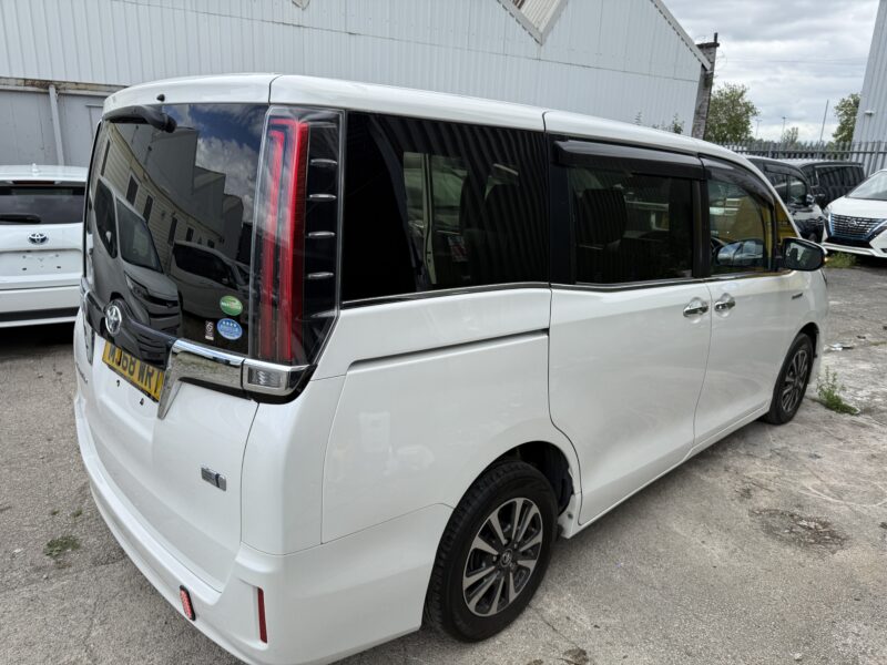 MX67 RXT HYBRID TOYOTA ESQUIRE 1.8 7 SEATS UBER XL