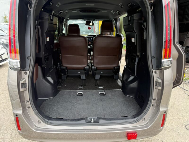 2018 Toyota Esquire 1.8 Hybrid 7 Seater – Facelift Model – Manchester