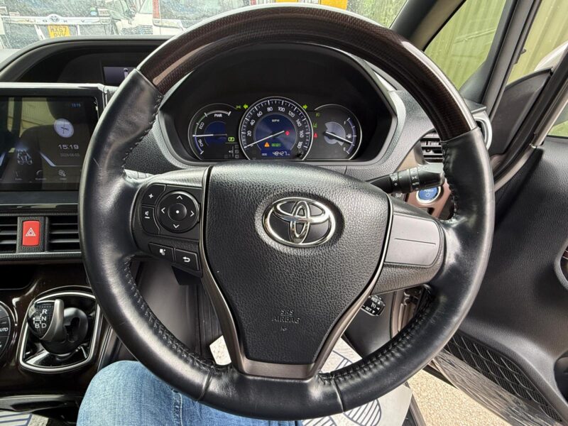 2018 Toyota Esquire 1.8 Hybrid 7 Seater – Facelift Model – Manchester