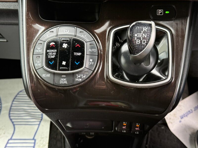 2018 Toyota Esquire 1.8 Hybrid 7 Seater – Facelift Model – Manchester