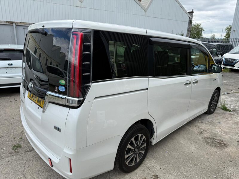 2018 Toyota Esquire Hybrid 7 Seater Automatic – Luxury Family MPV – Manchester