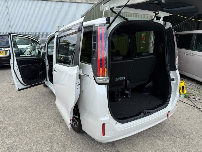 2018 Toyota Esquire Hybrid 7 Seater Automatic – Luxury Family MPV – Manchester