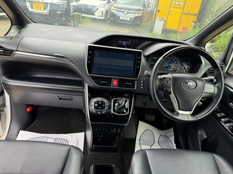 2018 Toyota Esquire Hybrid 7 Seater Automatic – Luxury Family MPV – Manchester