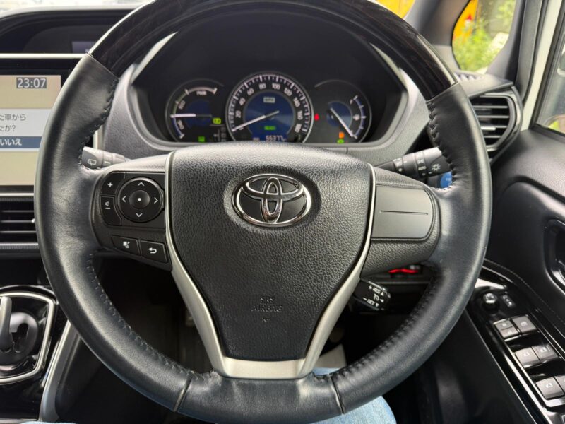 2018 Toyota Esquire Hybrid 7 Seater Automatic – Luxury Family MPV – Manchester