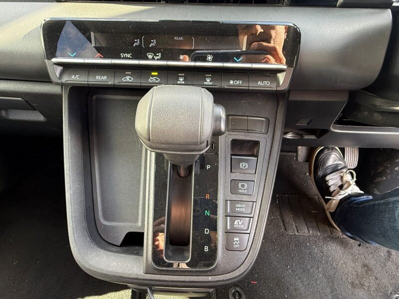 2023 Toyota Noah 1.8 Hybrid Automatic – 8 Seater | ULEZ Compliant | Manchester Used Hybrid Car
