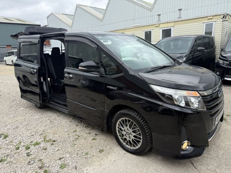 2017 Toyota Noah Hybrid 1.8 Hybrid for Sale in Manchester | ULEZ Free | Automatic