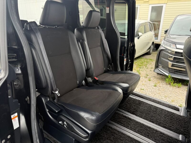 2017 Toyota Noah Hybrid 1.8 Hybrid for Sale in Manchester | ULEZ Free | Automatic