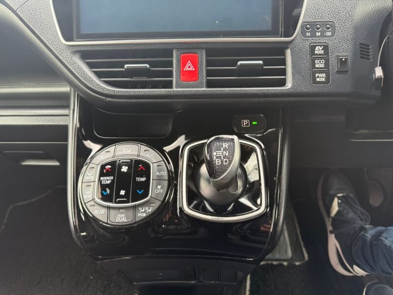 2017 Toyota Noah Hybrid 1.8 Hybrid for Sale in Manchester | ULEZ Free | Automatic