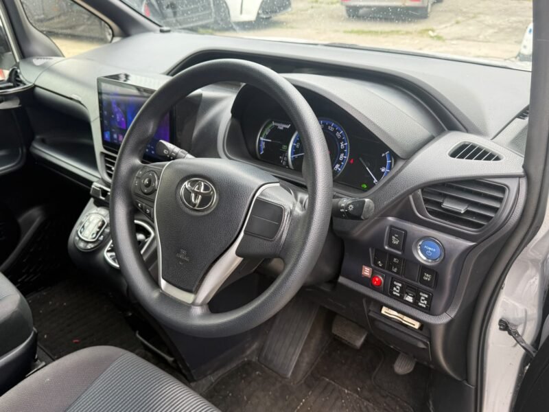 2017 Toyota Voxy 1.8 Hybrid for Sale in Manchester – ULEZ Free & Euro 6