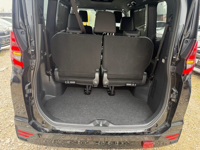 2025 Toyota Noah 1.8 Hybrid – ULEZ Free | Euro 6 | 8,833 Miles | Manchester, United Kingdom