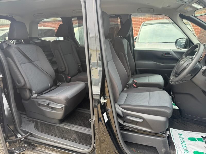 2023 Toyota Noah 1.8 Hybrid – ULEZ Free | Euro 6 | 37,334 Miles | Manchester, UK