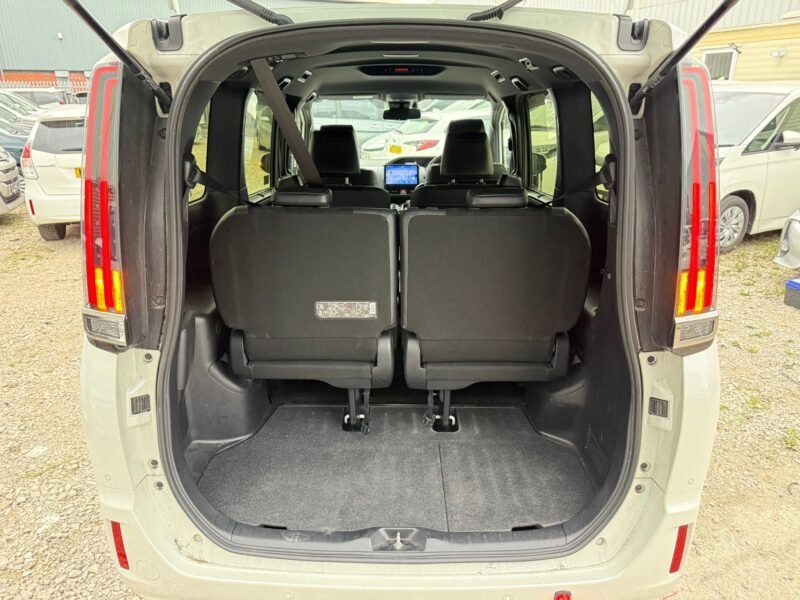 2021 Toyota Esquire 1.8 Hybrid Facelift – Used Hybrid MPV in Manchester UK