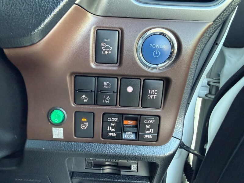 2018 Toyota Esquire 1.8 Hybrid – Used Hybrid Car in Manchester UK