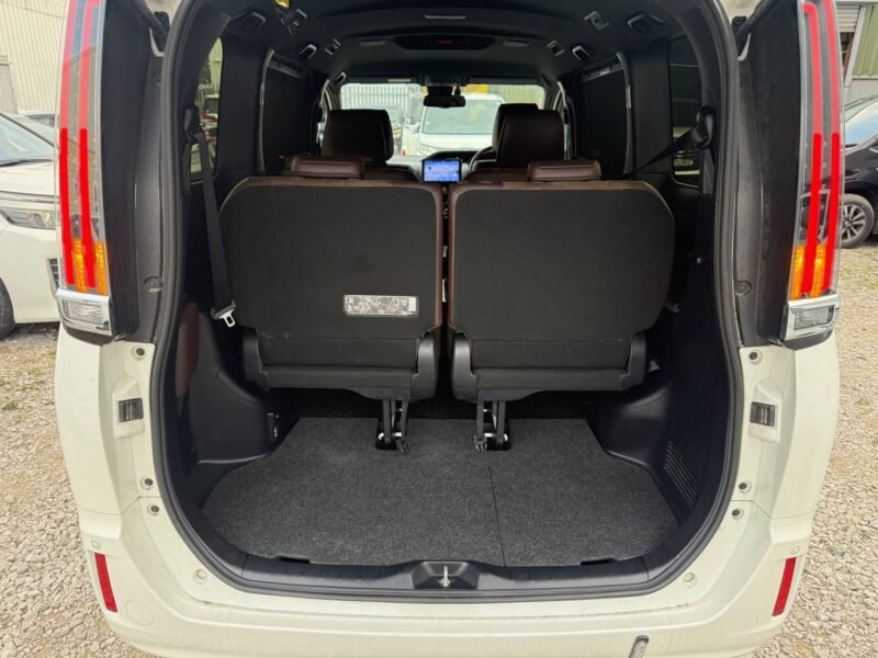 2018 Toyota Esquire 1.8 Hybrid – Used Hybrid MPV in Manchester UK