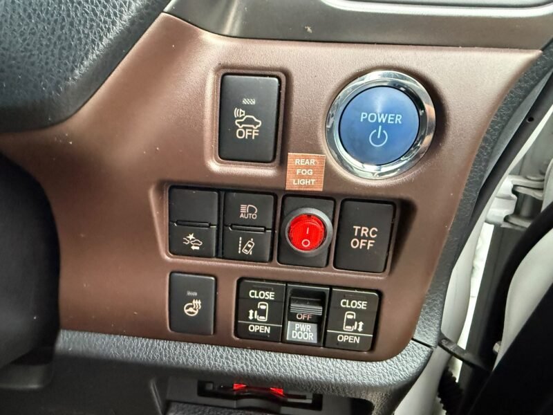 2018 Toyota Esquire 1.8 Hybrid – Used Hybrid MPV in Manchester UK
