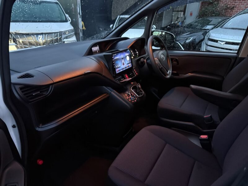 2018 Toyota Noah Hybrid 1.8 Automatic for Sale in Manchester, UK – ULEZ Compliant, Euro 6