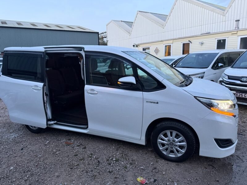 2018 Toyota Noah Hybrid 1.8 Automatic for Sale in Manchester, UK – ULEZ Compliant, Euro 6