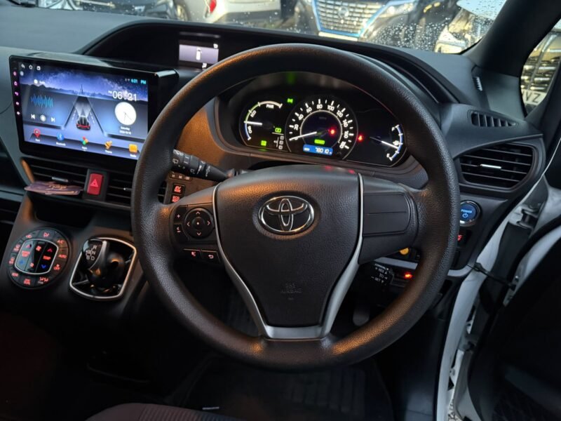 2018 Toyota Noah Hybrid 1.8 Automatic for Sale in Manchester, UK – ULEZ Compliant, Euro 6