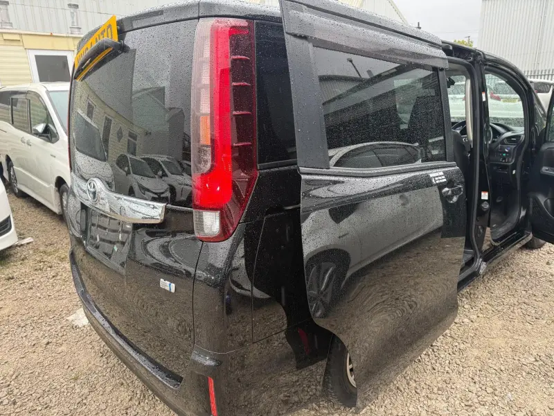 2015 Toyota Noah 1.8 Hybrid Automatic – Leather Seats in Manchester UK